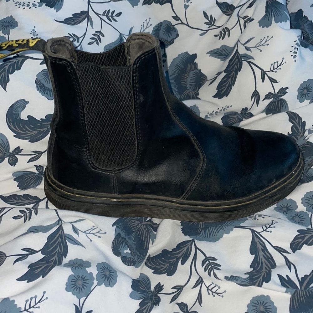 Like new unisex Doc Marten Chelsea boot